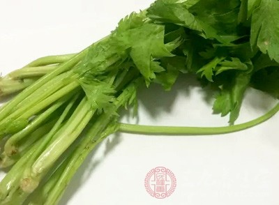 芹菜500克(段)、苦瓜60克(片)，二者同煮汤饮